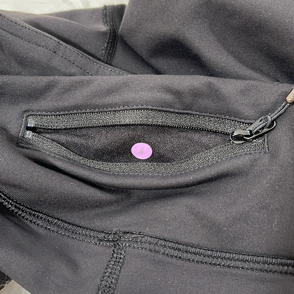 Lululemon Women's Scrunch Hem Capri Leggings Size 4 Black Rear Zip Pocket - Picture 7 of 11